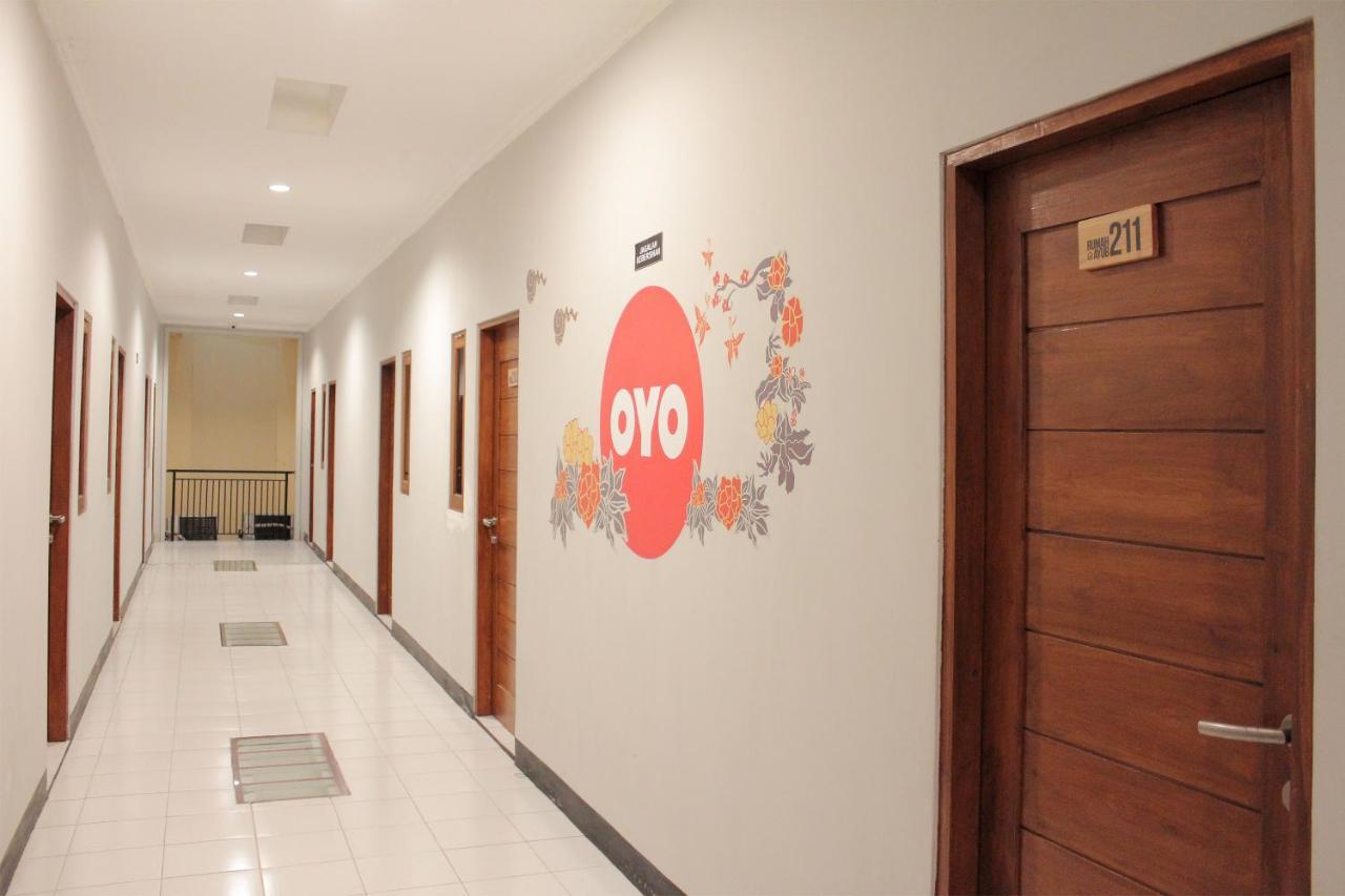 Oyo 121 Rumah Ayub Syariah Hotel Jakarta Exterior photo