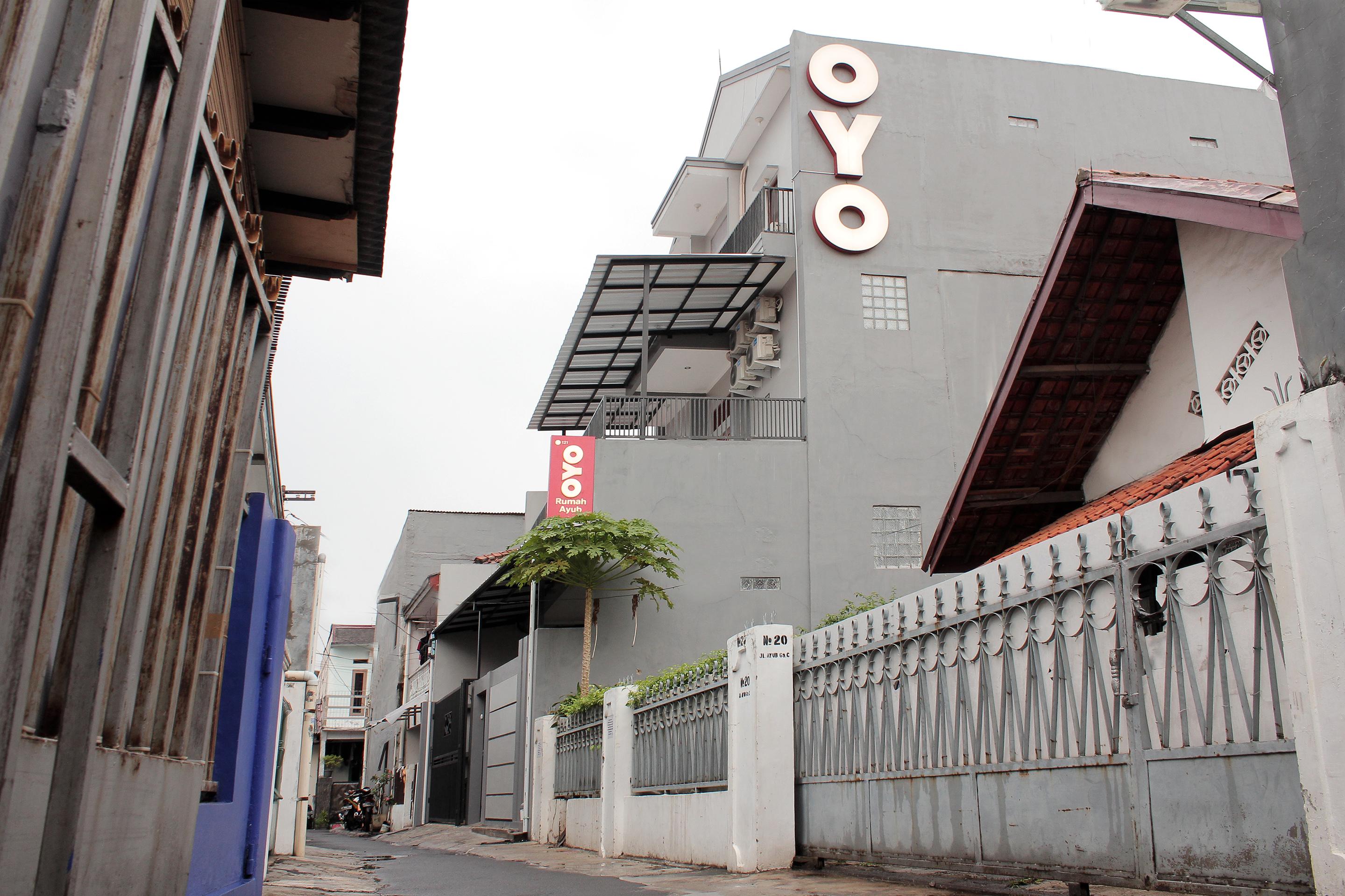 Oyo 121 Rumah Ayub Syariah Hotel Jakarta Exterior photo